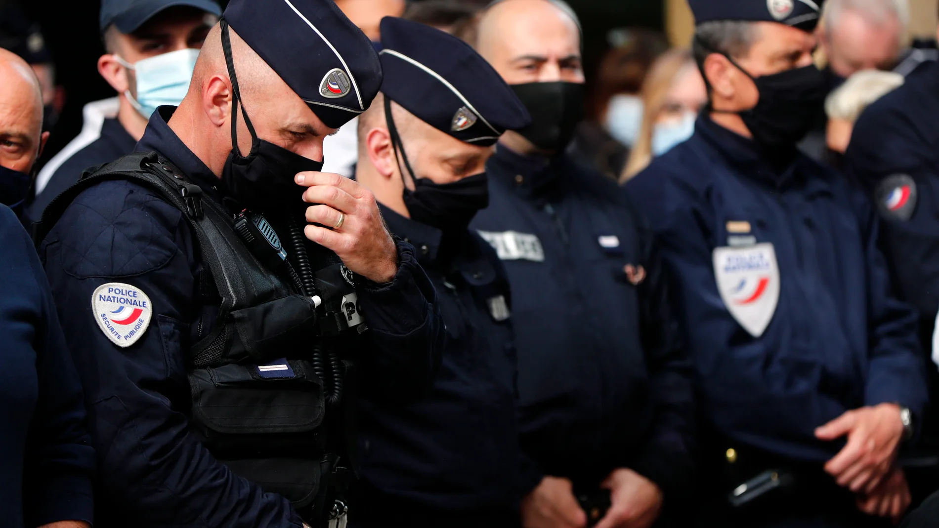 Policías frente a una comisaría de Montpellier durante un homenaje a la agente asesinada a puñaladas el pasado 23 de abril cerca de París