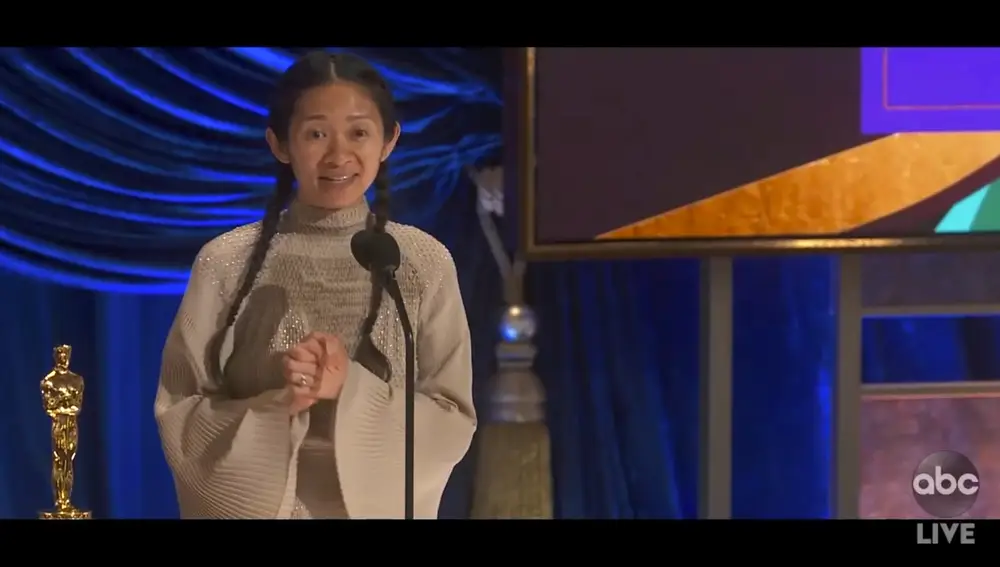 Chloe Zhao recoge el premio a mejor directora
