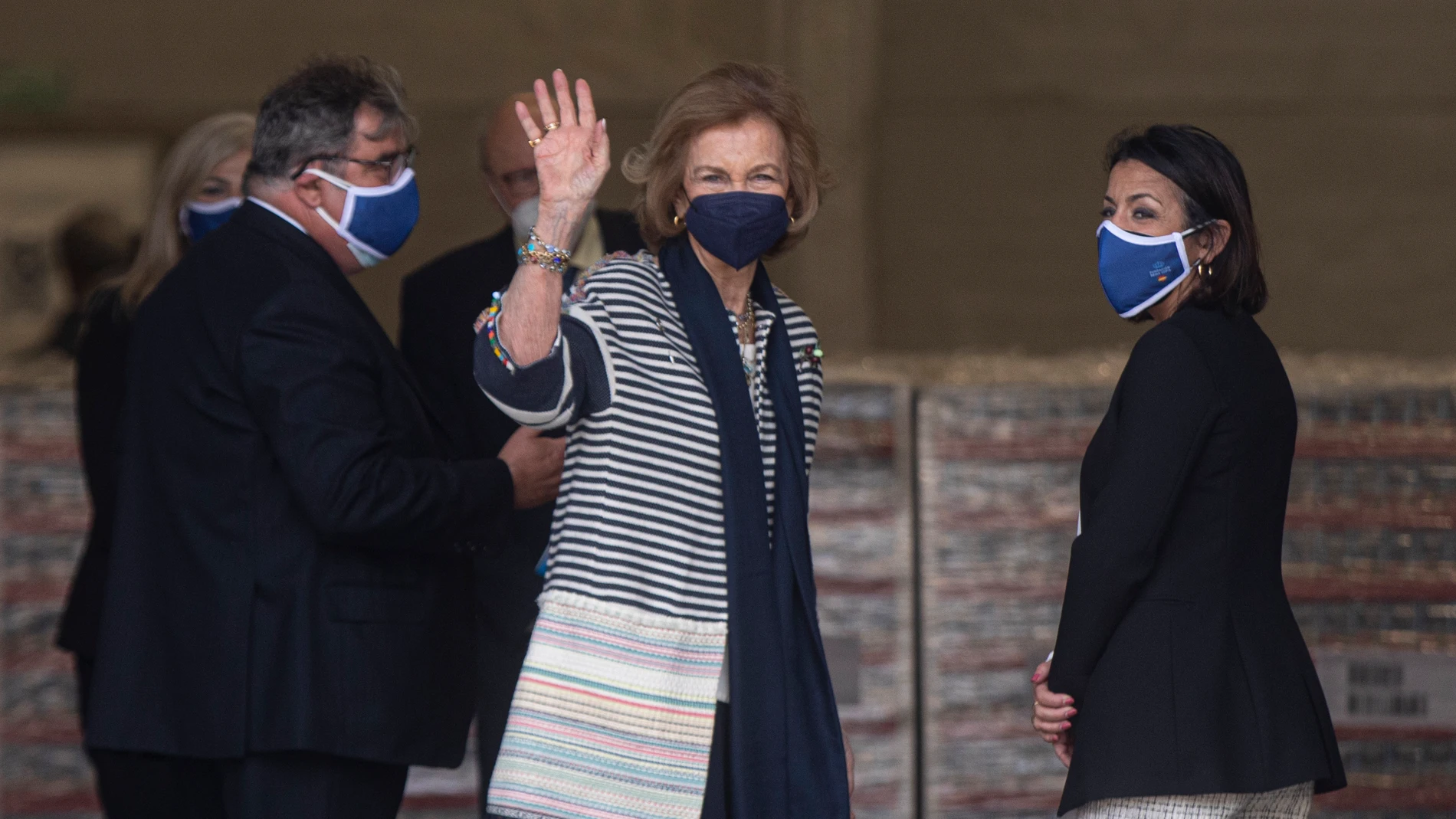 La Reina Sofía (c); junto a la presidenta del Parlamento de Andalucía, Marta Bosquets (d) durante su visita al Banco de Alimentos de Sevilla