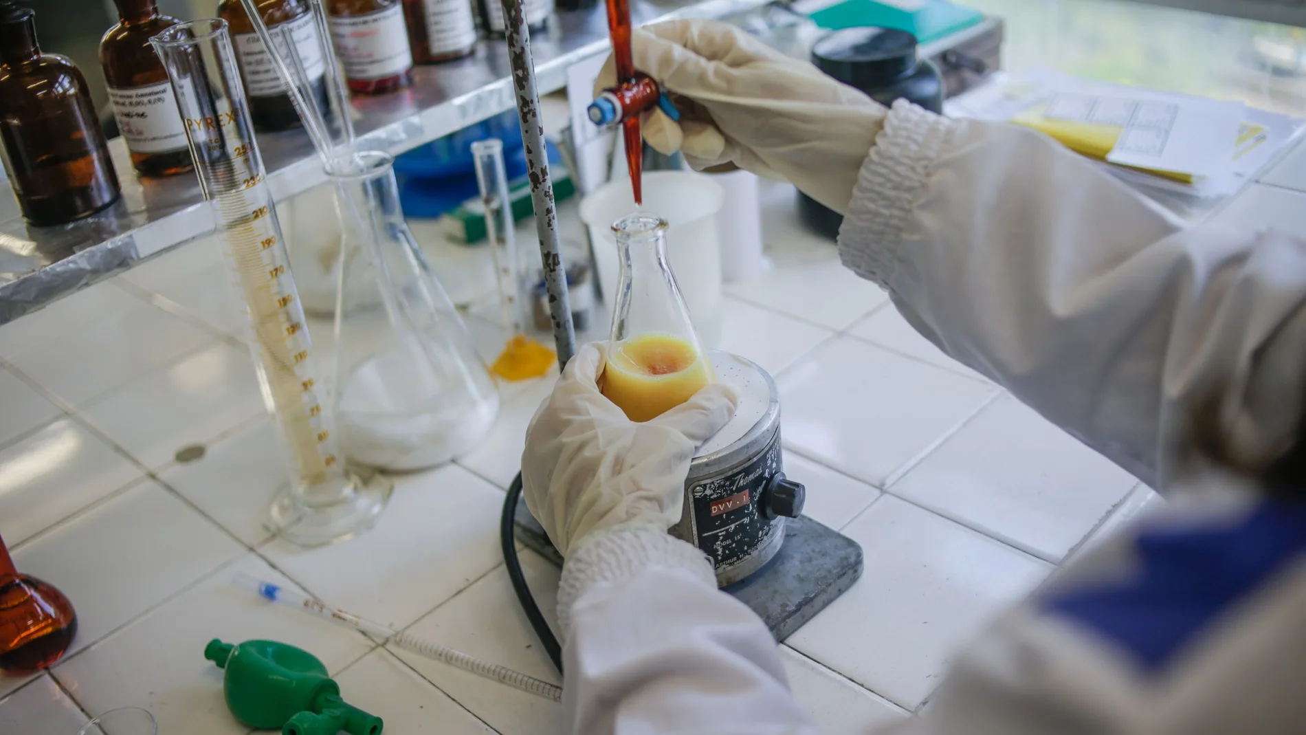 Una científica trabaja en una investigación del Instituto Vital Brazil sobre coronavirus