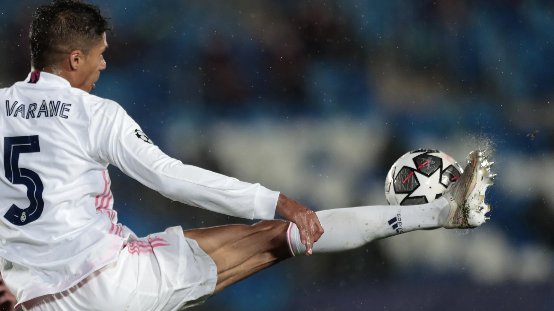 Varane, en uno de sus últimos partidos con el Real Madrid