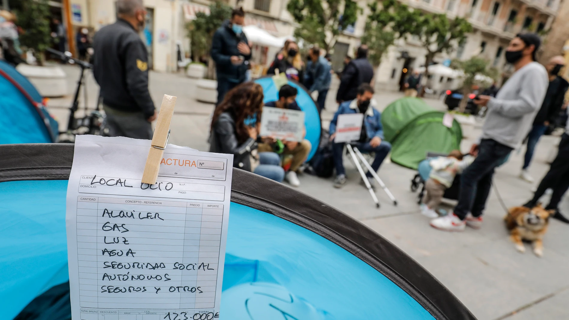 Acampada del ocio nocturno para reclamar ayudas a la Generalitat de Valencia frente al Palau de la Generalitat el pasado 27 de abril de 2021