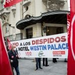 Trabajadores del hotel Westin Palace Madrid protestan por el Expediente de Regulación de Empleo (ERE) que afecta a cerca de la mitad de la plantilla