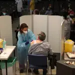 Una persona recibe la primera dosis de vacuna Pfizer contra el Covid-19 en el Hospital de Getafe, en Madrid