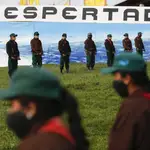 Miembros del Ejército Zapatista en el acto para decir adiós a una delegación que viajará a España en canoa por los 500 años de la Conquista