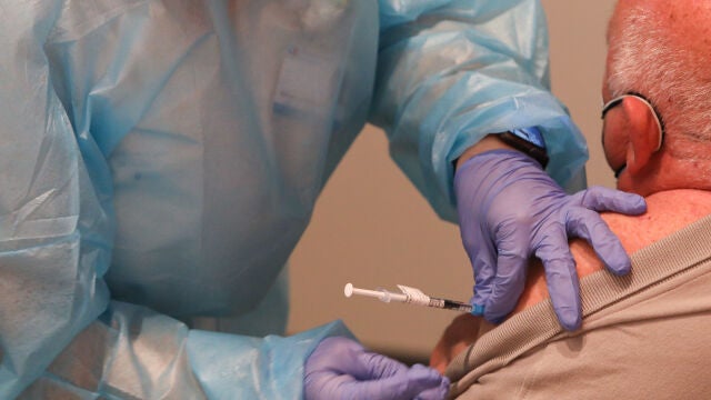 Una persona recibe una dosis de la vacuna de Pfizer contra el Covid-19