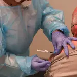 Una persona recibe una dosis de la vacuna de Pfizer contra el Covid-19