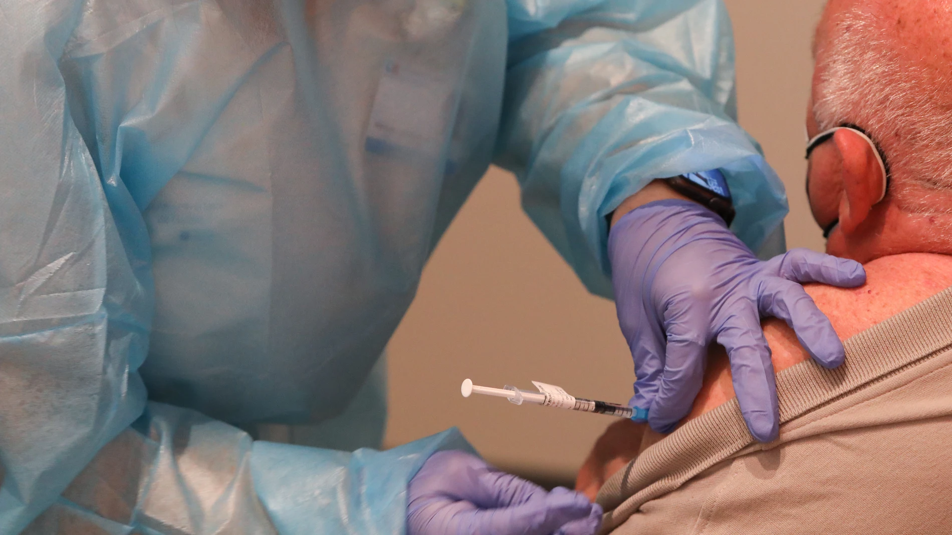 Una persona recibe la primera dosis de vacuna Pfizer contra el Covid-19, a 27 de abril de 2021, en el Hospital de Getafe, Madrid, (España)