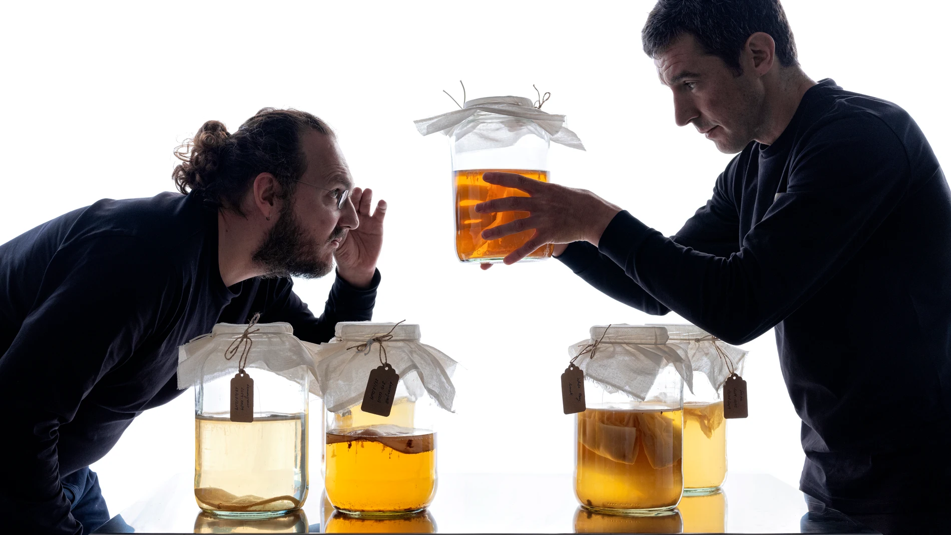 Ramón Perisé y Dani Lasa son los creadores de Ama pét-nat-tea, de la empresa vasca Ama Brewery
