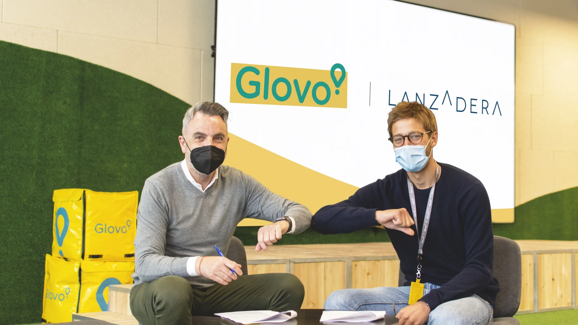 Javier Jiménez, de Lanzadera, y Oscar Pierre, de Glovo, durante la firma del acuerdo