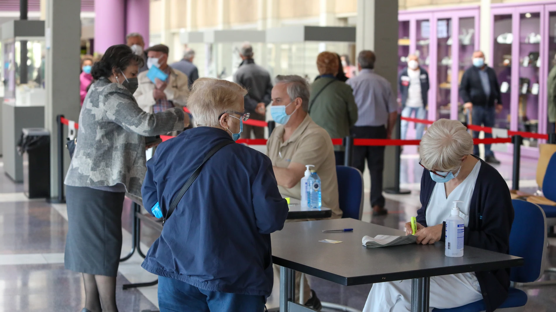 Los mayores de 70 años sin vacunar en la Región de Murcia podrán pedir cita desde este viernes