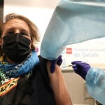 Una persona recibe la primera dosis de vacuna Pfizer contra la Covid-19 en el Hospital de Getafe, Madrid