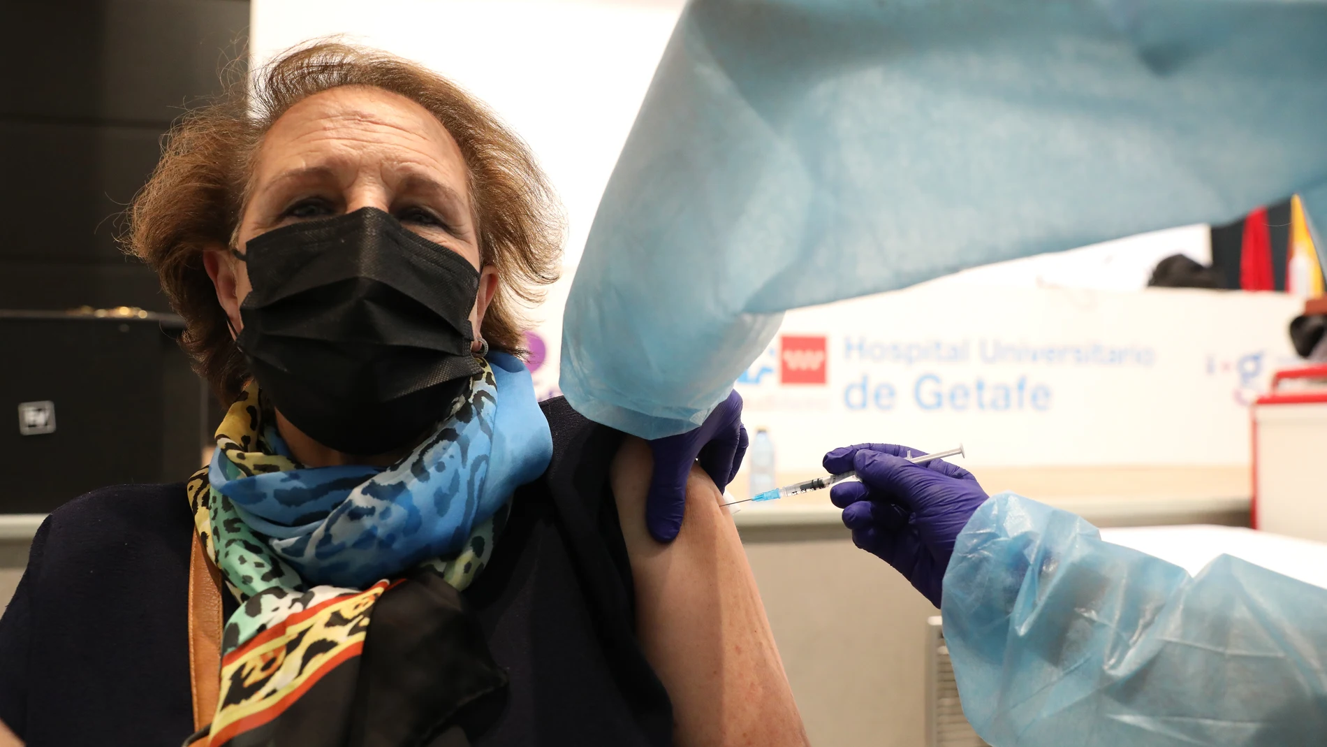 Una persona recibe la primera dosis de vacuna Pfizer contra la Covid-19 en el Hospital de Getafe, Madrid