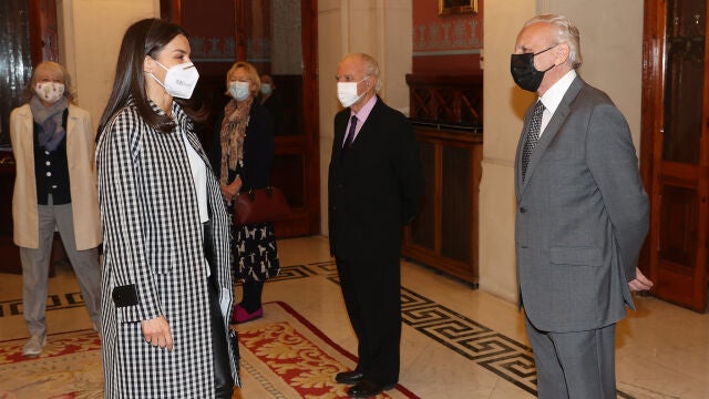 La reina de España ha mantenido este martes 27 de abril su primera reunión de trabajo como presidenta de honor de la Fundación del Español Urgente