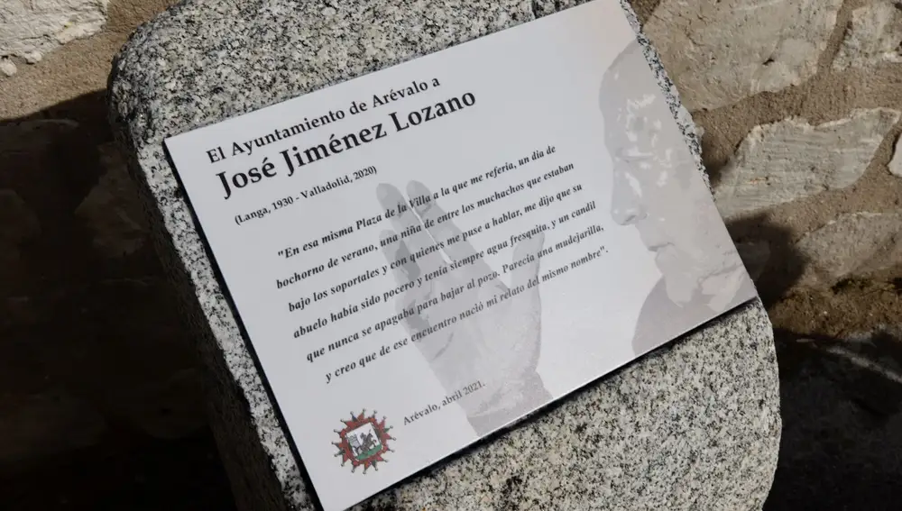 Placa en homenaje a José Jiménez Lozano instalada en Arévalo