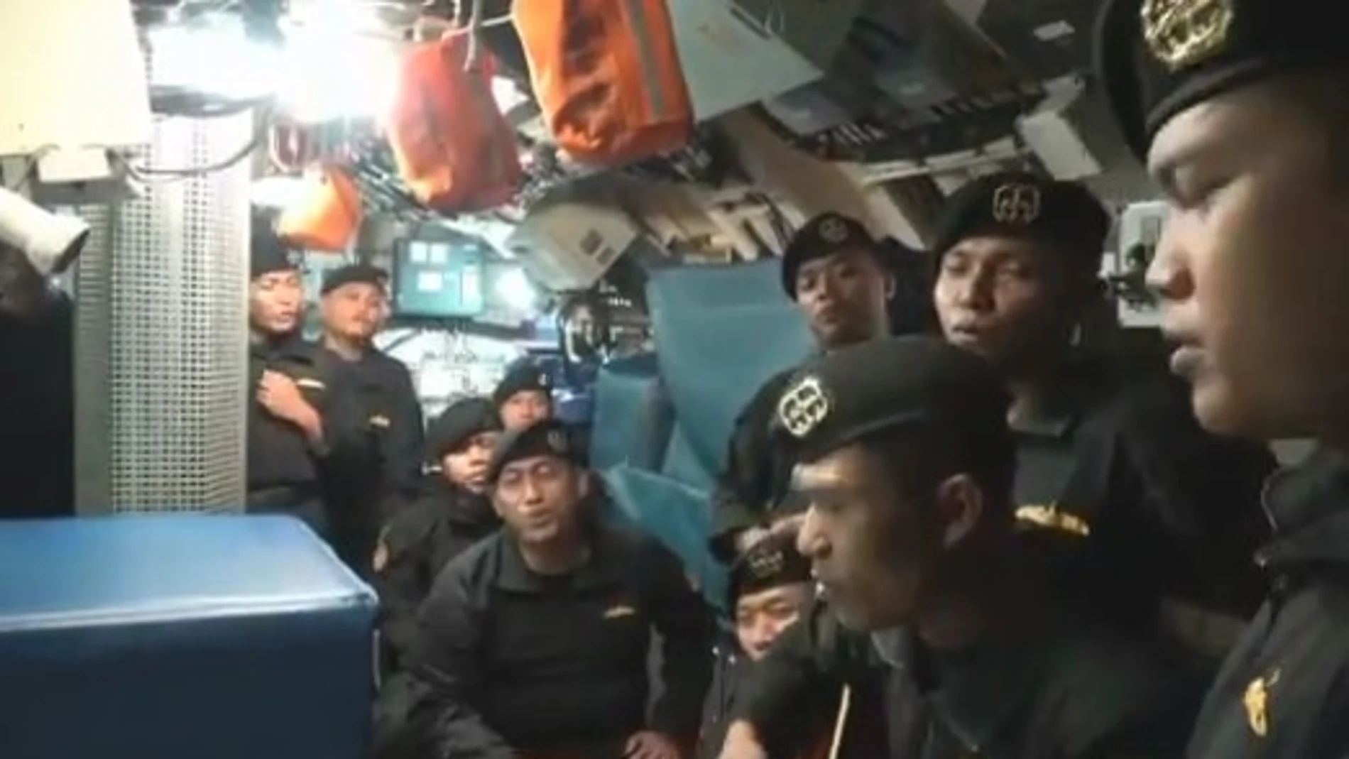 Los tripulantes del submarino cantan una canción titulada "adiós"