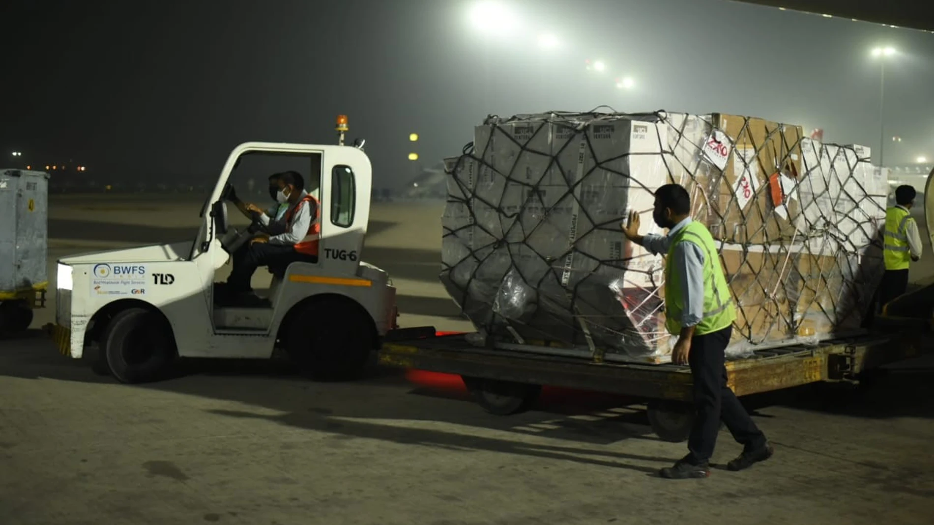 Trabajadores descargan ventiladores que llegan a Delhi, India, desde el Reino Unido en respuesta a la crisis del coronavirus