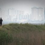 Una persona recorre la Marjal del Moro cuando un manto de bruma ha cubierto el paisaje durante este último martes de Abril de 2021 que está siendo un mes con muchos días de lluvia y frío en la Comunitat Valenciana