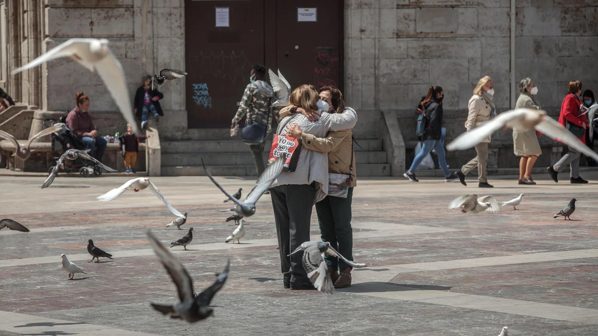 Volver a abrazar a los seres queridos es esencial para la salud emocional