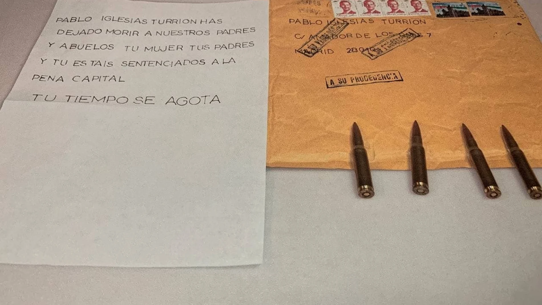 Uno de los sobres y las balas que recibió el candidato de Podemos a las elecciones de la Comunidad de Madrid, Pablo Iglesias