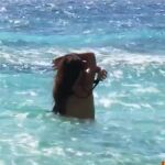 Melyssa Pinto se baña desnuda en 'Supervivientes'