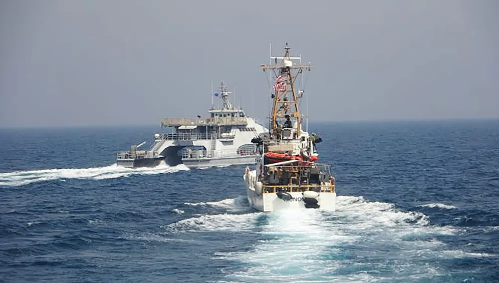 Un barco iraní se interpone ante una embarcación de la guardia costera de EEUU en el Golfo Pérsico a primros de abril de 2021