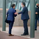El candidato de ERC a la presidencia de la Generalitat, Pere Aragonès (i) a su llegada a la cárcel de Lledoners (Barcelona) para negociar con el secretario general de JxCat, Jordi Sànchez, la formación de un nuevo Govern