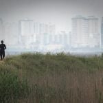 Una persona recorre la Marjal del Moro cuando un manto de bruma ha cubierto el paisaje durante este último martes de abril de 2021