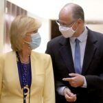 La consejera de Sanidad, Verónica Casado, conversa con el presidente de las Cortes, Luis Fuentes, antes de comparecer en la Comisión de Sanidad