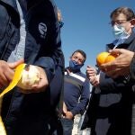 El presidente de la Generalitat Valenciana, Ximo Puig, visita la balsa de riego de la Comunidad de Regantes del Cuarto Canal de Poniente del trasvase Tajo-Segura en Benferri