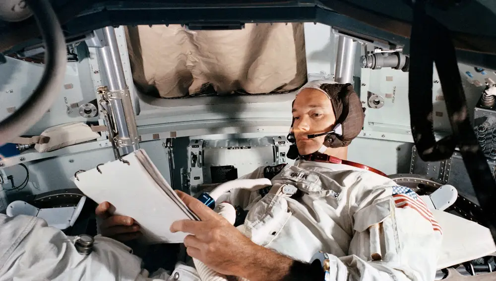 Michael Collins practicando en el simulador de Kennedy Space Center, en Florida