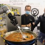 La primera paella creada por un robot se ha presentado en el Salón de Innovación en Hostelería H&T, en Málaga