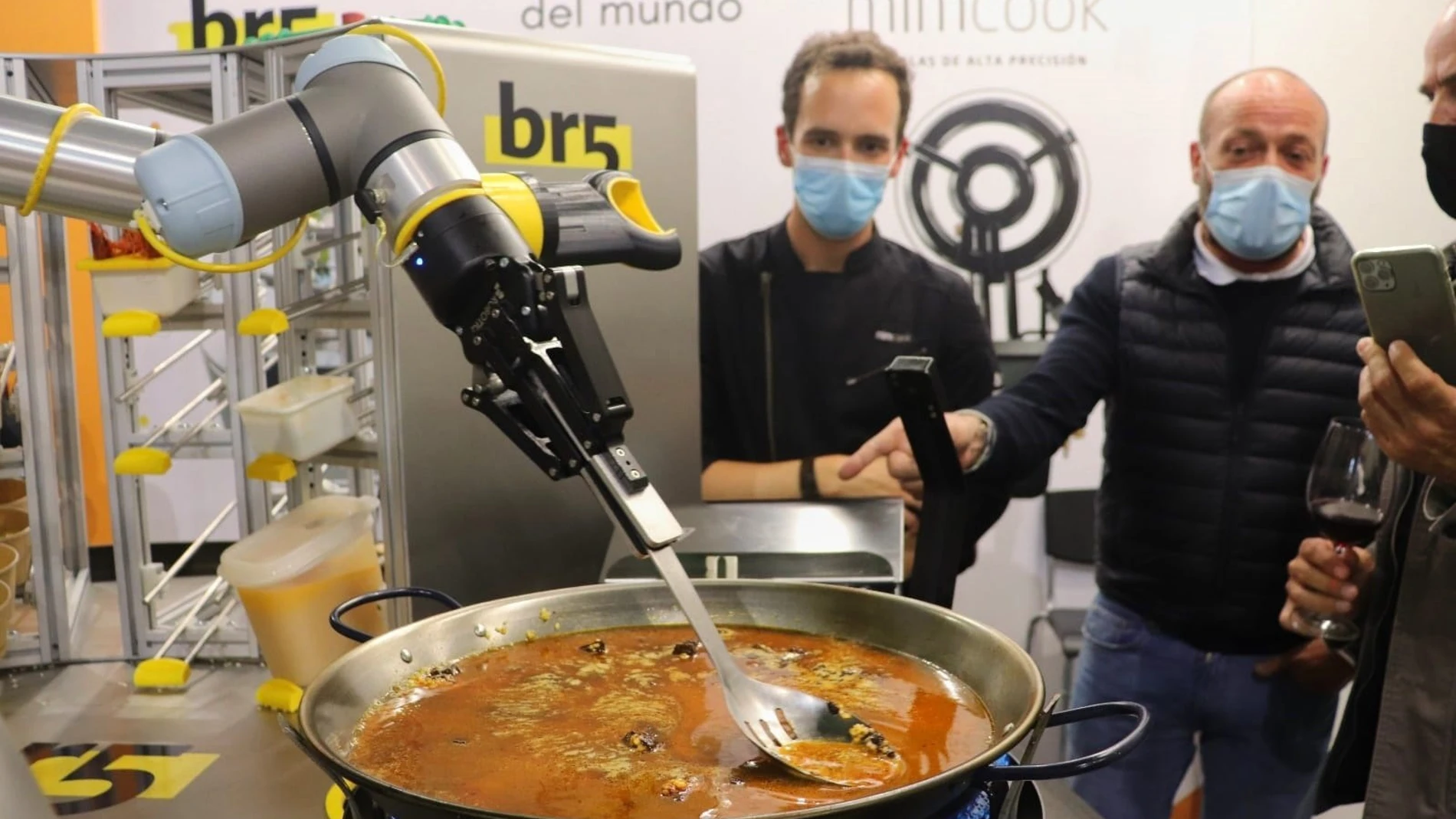 La primera paella creada por un robot se ha presentado en el Salón de Innovación en Hostelería H&T, en Málaga