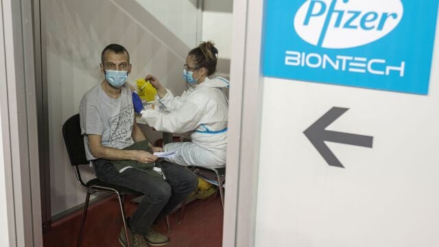 Un joven recibe la segunda dosis de la vacuna contra la Covid-19 de Pfizer en Serbia