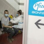 Un joven recibe la segunda dosis de la vacuna contra la Covid-19 de Pfizer en Serbia