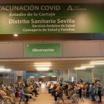 Varias personas esperan en el área de observación después de que les hayan administrada la vacuna contra el Covid-19 en el Estado de la Cartuja