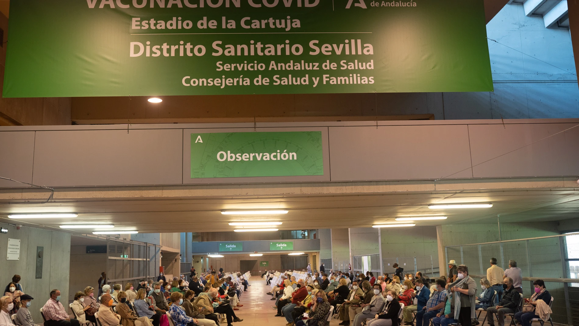 Varias personas esperan en el área de observación después de que les hayan administrada la vacuna contra el Covid-19 en el Estado de la Cartuja