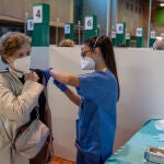 Una persona recibe la primera dosis de la vacuna contra el Covid-19 en el Estado de La Cartuja
