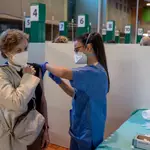 Una persona recibe la primera dosis de la vacuna contra el Covid-19 en el Estado de La Cartuja
