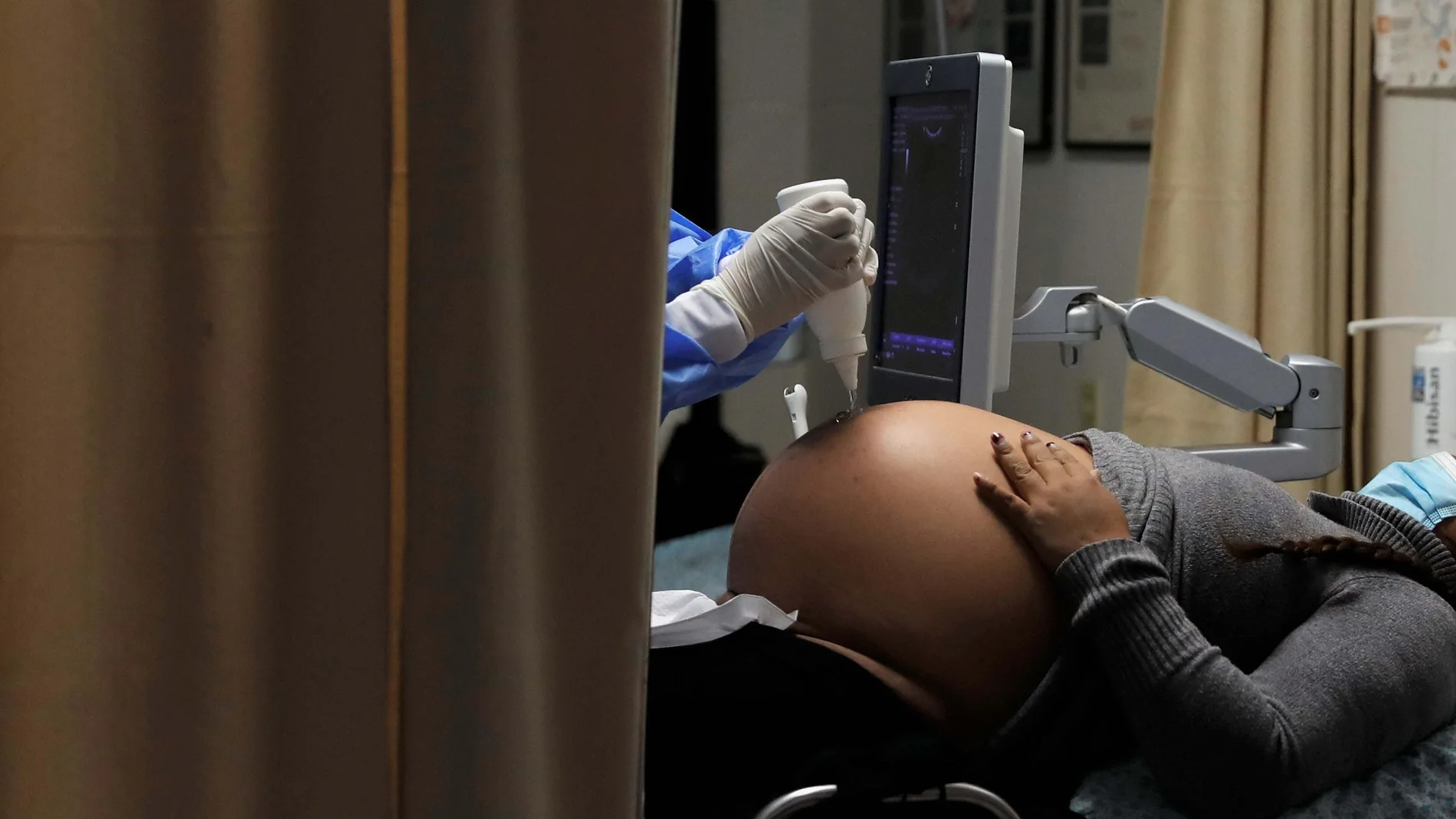 Una mujer embarazada mientras se somete a una ecografía. EFE/ Paolo Aguilar /ARCHIVO