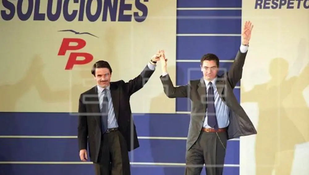 Aznar y Gallardón, y detrás el cartel del PP en 1995