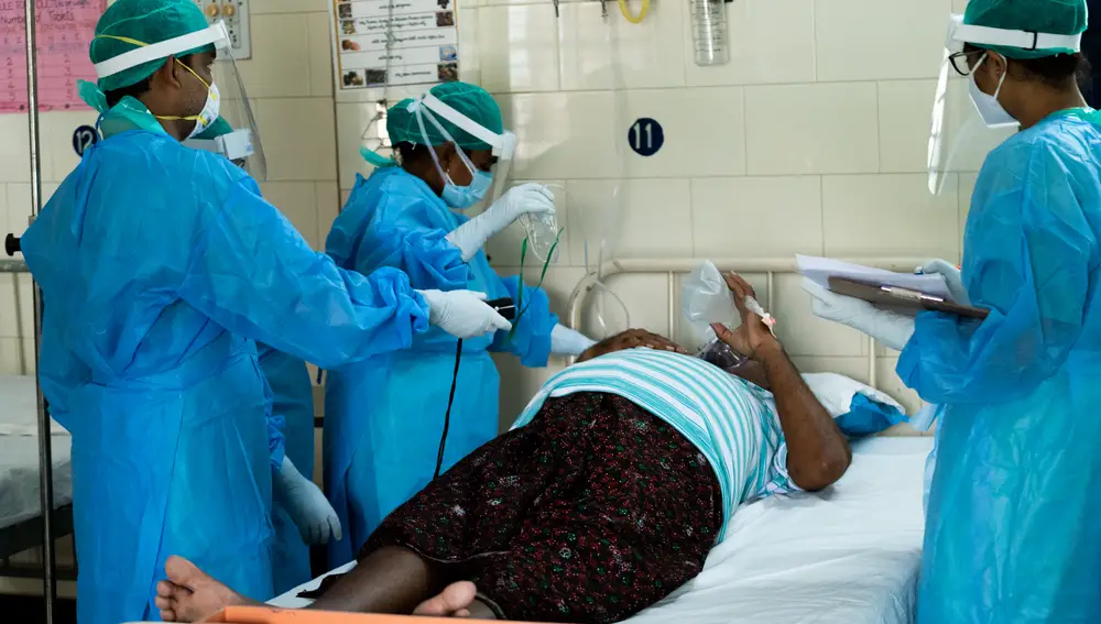 Médicos del Hospital de Bathalapalli atienden a un paciente con Covid-19