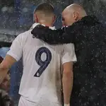 Zinedine Zidane habla al oído a Benzema cuando lo sustituyó en el tiempo de descuento del Real Madrid-Chelsea
