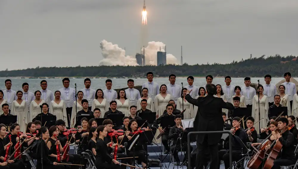 Miembros de la Xian Symphony Orchestra and Chorus actúan durante el lanzamiento del cohete Larga Marcha 5B Y2