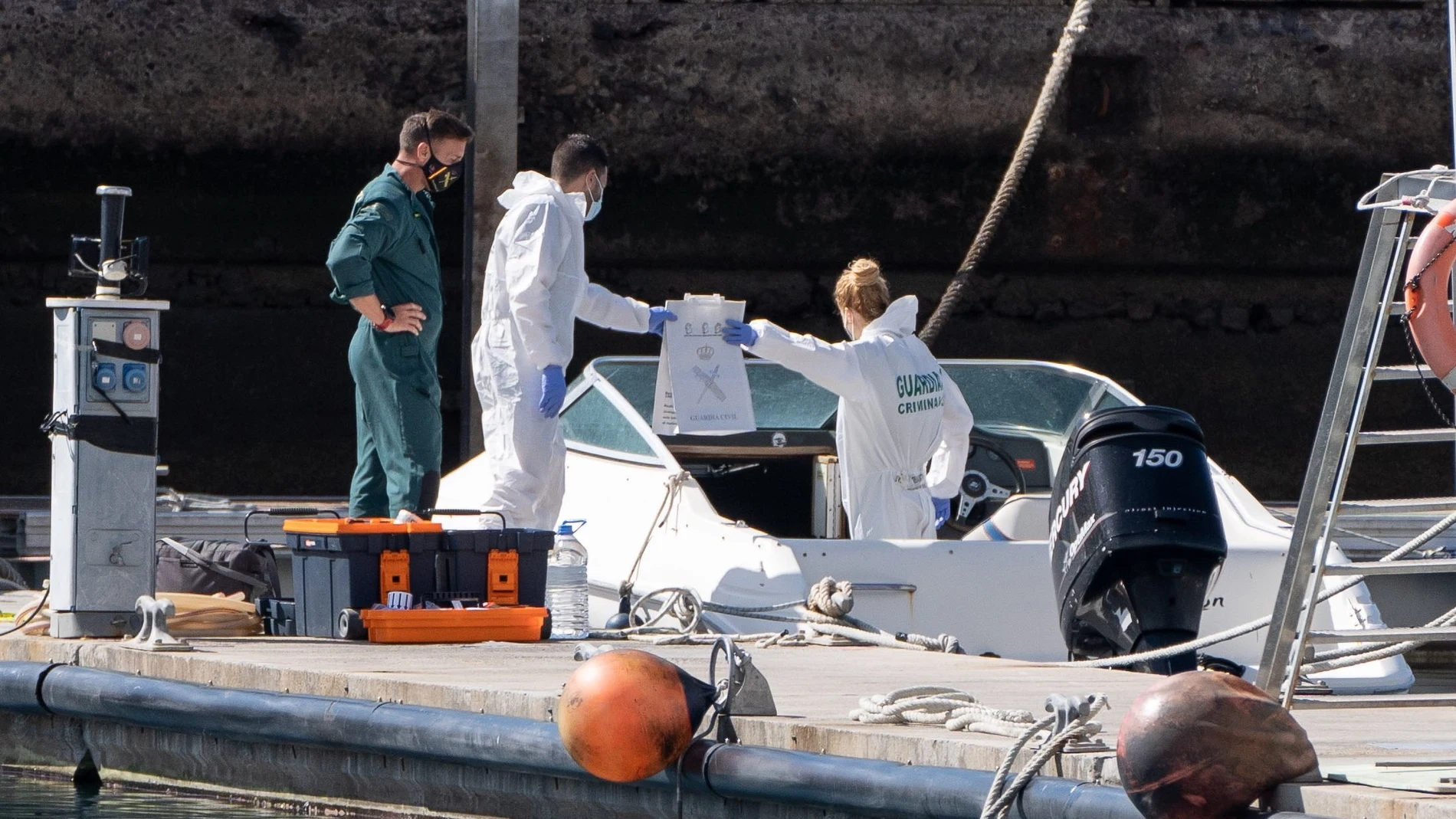La Policía Científica analiza una embarcación en la base de la Guardia Civil de la dársena pesquera de Santa Cruz de Tenerife