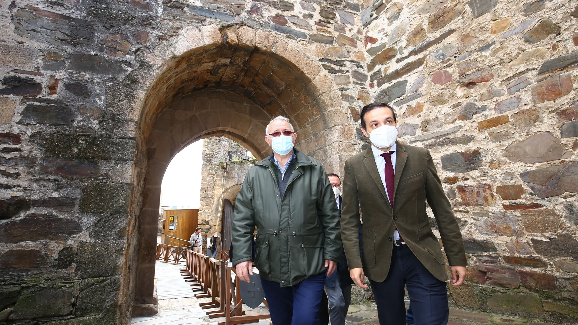 El viceconsejero de Cultura, Raúl Fernández Sobrino (D), junto al rector de la Basílica de la Encina, Antolín de Cela (I), durante la inauguración de la jornada sobre la gestión del patrimonio cultural basado en la conservación preventiva y la protección ante las emergencias en Ponferrada