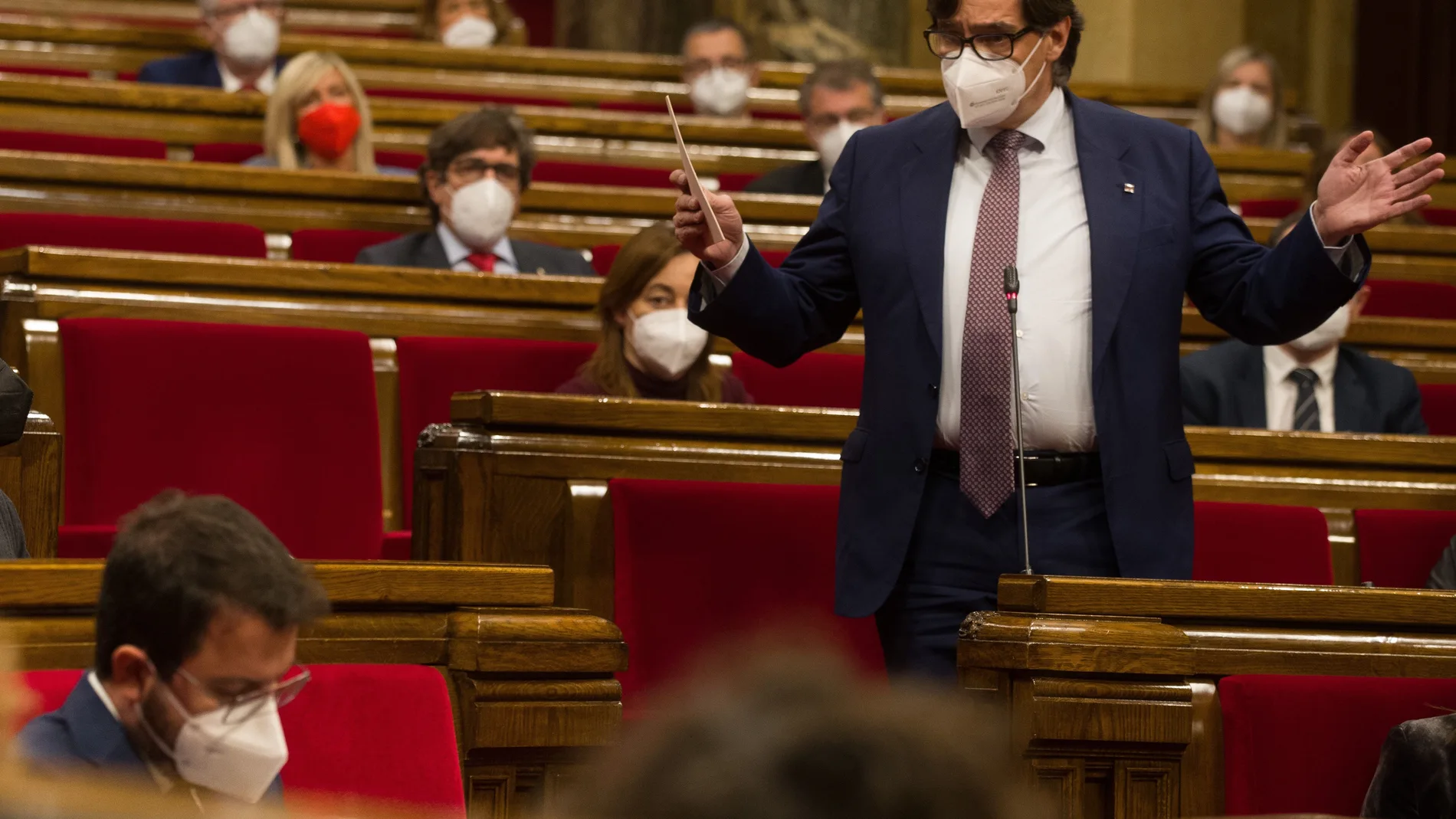 El líder del PSC, Salvador Illa, interpela al vicepresidente de la Generalitat en funciones, Pere Aragonès, durante el pleno del Parlament