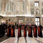 El Papa Francisco saluda a los cardenales en el Vaticano