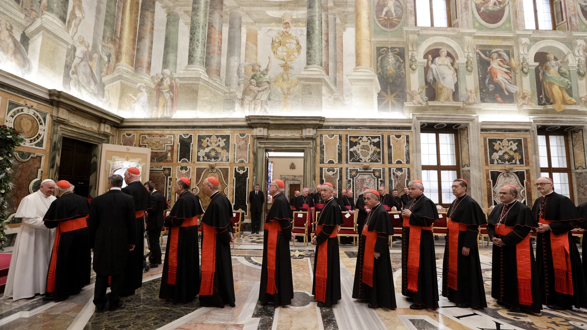 El Papa Francisco saluda a los cardenales en el Vaticano