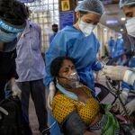 Un paciente con Covid-19 recibe tratamiento dentro de la sala de emergencias del hospital Holy Family en Nueva Delhi, India,